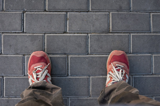 男人站在地砖上图片下载