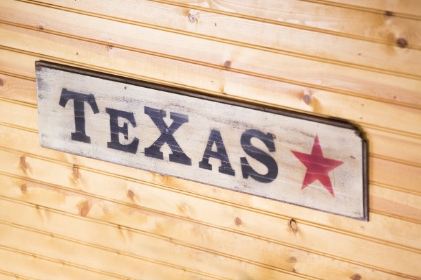 写在一块旧木头上，末梢有红星。图片下载