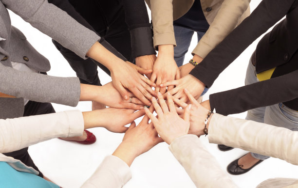 一群人聚在一起，手拉着手。图片下载
