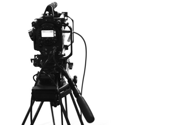 三脚架上的相机在白色背景前图片下载