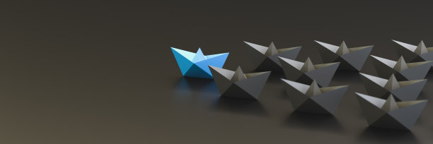 领导概念，蓝色的领导船领导黑色的船，在黑色的背景与空白的副本空间在左边图片下载