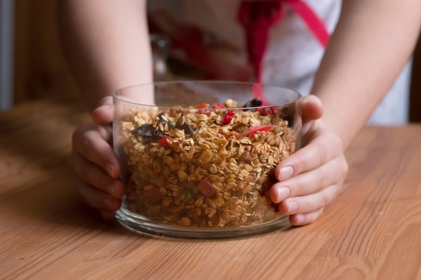 格兰诺拉麦片-甜燕麦片和干果。食品的背景。前视图。副本的空间。健康的食物，健康的生活方式。图片下载