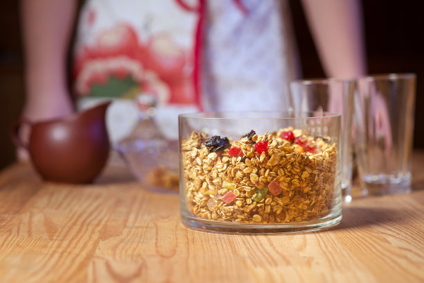 格兰诺拉麦片-甜燕麦片和干果。食品的背景。前视图。副本的空间。健康的食物，健康的生活方式。图片下载