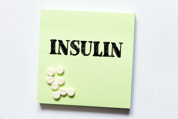 文字胰岛素和药丸在浅绿色的标签背景。医学概念。图片下载