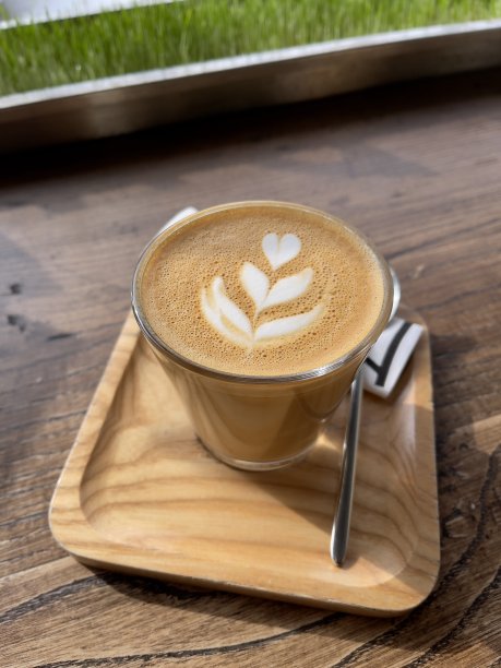 一杯卡布奇诺，上面有张照片图片下载