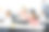 不同的小学生在教室举手图片下载