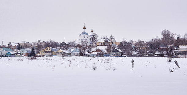 古老的村庄和山上古老的东正教教堂。俄罗斯冬季景观图片下载