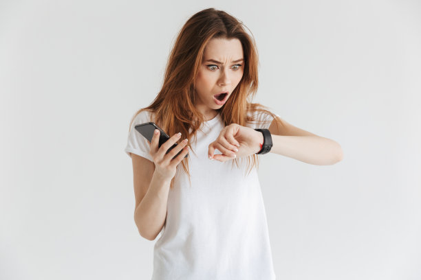 震惊的女人穿着休闲装拿着智能手机图片下载