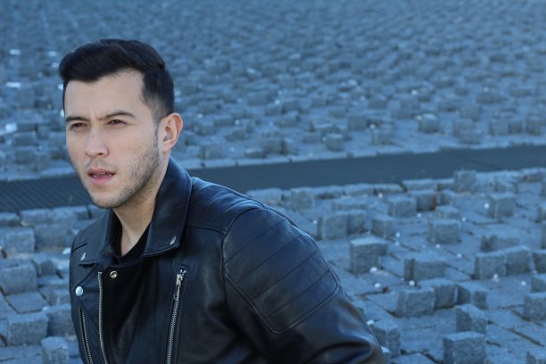 穿着上等皮夹克的帅哥图片下载