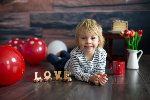 可爱的金发小孩，可爱的小男孩，情人节装饰，爱，鲜花，蛋糕图片下载