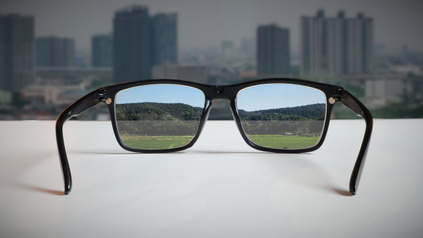 抽象插图反映了领导者的愿景和可持续发展之间的城市社会与环境的增长。通过自然的影像反射通过玻璃的镜头看城市。图片下载