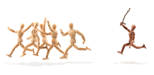 木制人体模型用冲击武器追赶一群怪物图片下载