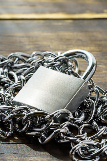 木桌上的挂锁和链条图片下载