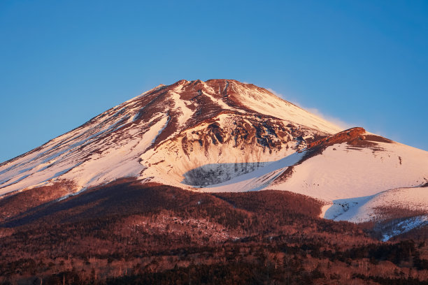 在水津冢公园(Mizugatsuka Park)的停车场上，我欣赏着富士山(mount . Fuji)冬日渐近的景色。图片下载