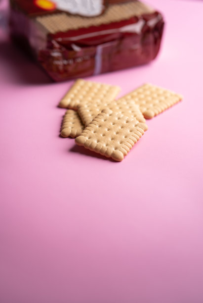 粉色背景上的方形饼干图片下载