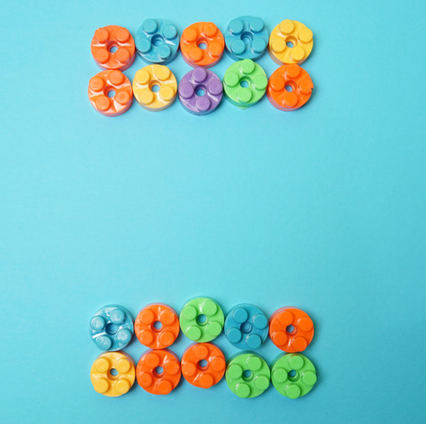 塑料积木孤立在蓝色背景上。顶部视图与复制空间图片下载