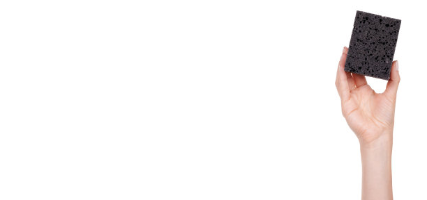 用黑色海绵进行日常清洁和清洗。孤立在白色背景上。图片下载