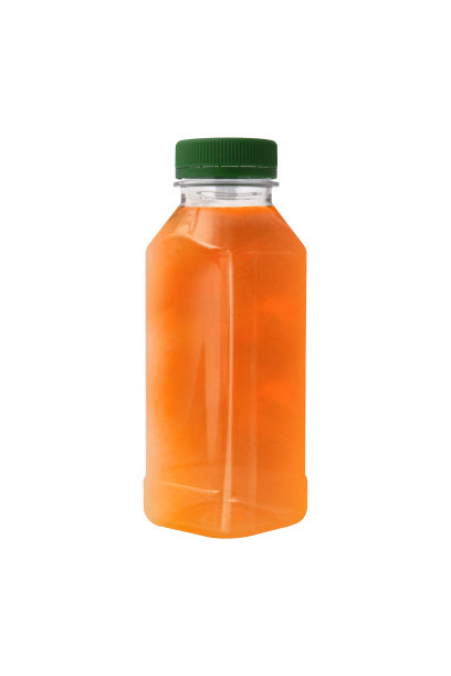 白色背景上分离的含新鲜果汁的塑料有机果汁瓶图片下载
