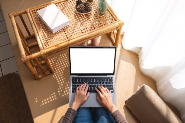 在家里用笔记本电脑打字的妇女图片下载