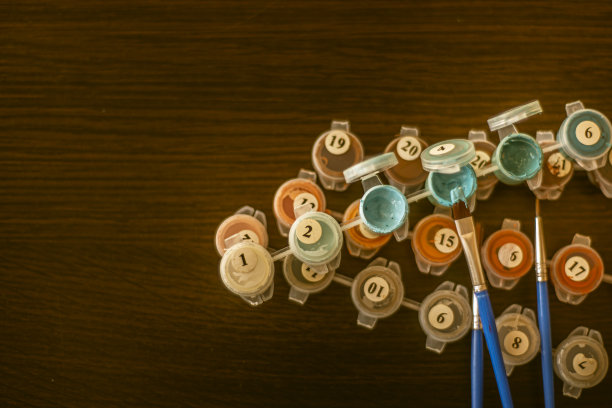 丙烯颜料和画笔图片下载