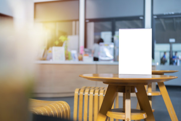 在酒吧、餐厅、咖啡厅的餐桌上模拟菜单框。图片下载