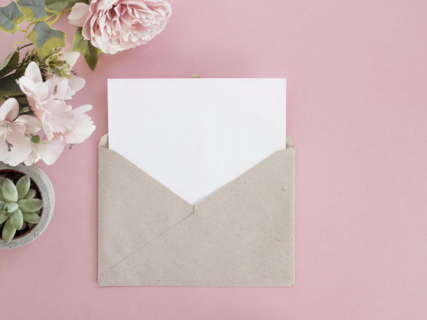 信封里是白纸，周围是粉红色的花。图片下载