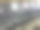 在新冠肺炎大流行期间，为了保持社会安全距离，应安排一排空椅子并注明可以坐的位置。社会距离的概念图片下载