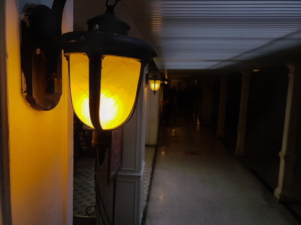 一盏旧灯照亮了整个走廊，给人一种恐怖的感觉图片下载