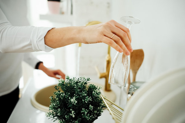 一个女人在洗盘子图片下载