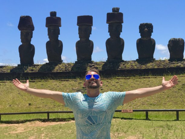 在智利复活节岛旅行的拉丁裔男背包客图片下载