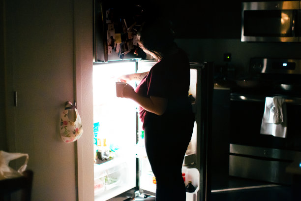 孕妇在午夜吃零食图片下载