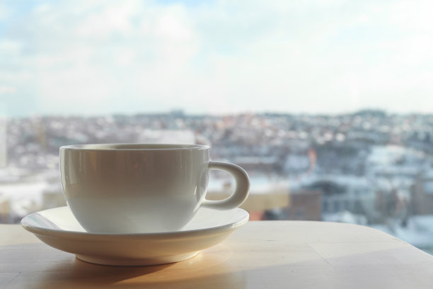 早晨咖啡。白色的咖啡杯在咖啡馆桌子上模糊的背景与复制空间。有选择性的重点,特写图片下载