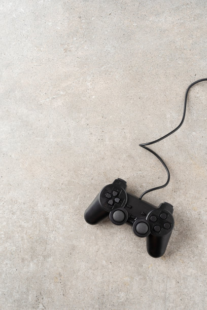 黑色视频游戏机上的石头背景与copyspace。俯视图图片下载