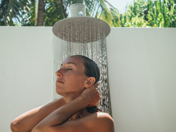 女人在热带花园户外淋浴图片下载