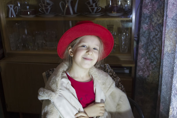 漂亮的小女孩戴着夏天的帽子图片下载