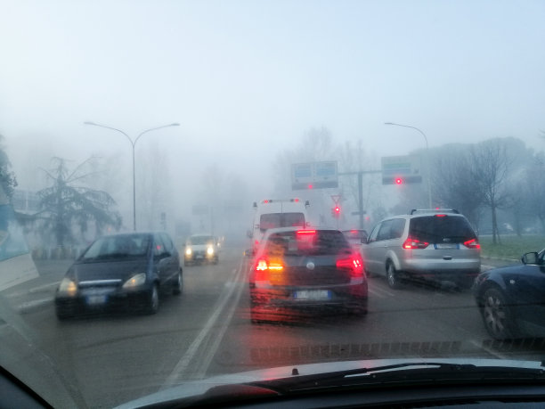 城市里的雨图片下载