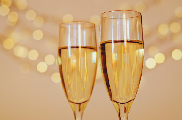 两杯香槟或葡萄酒与散景背景近距离。前视图。新年。圣诞节的时间。贺卡。假日及派对概念图片下载