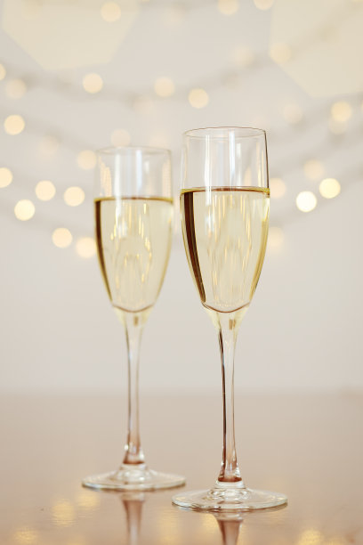 两杯香槟或葡萄酒与散景背景近距离。前视图。新年。圣诞节的时间。贺卡。假日及派对概念图片下载