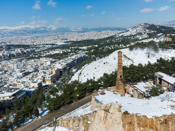 航拍照片，烟囱的旧废弃工厂期间美狄亚雪灾在雅典，加拉茨图片下载