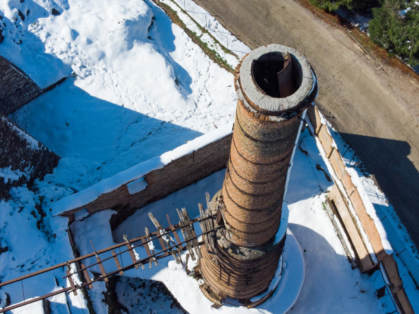 航拍照片，烟囱的旧废弃工厂期间美狄亚雪灾在雅典，加拉茨图片下载