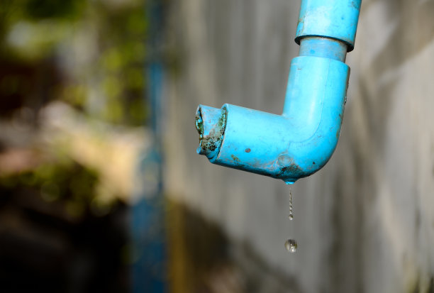 旧PVC水龙头里的水。图片下载