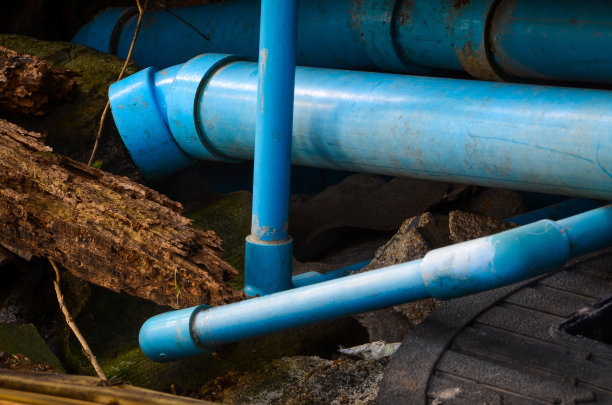 蓝色的管子是用来引水使用的。图片下载