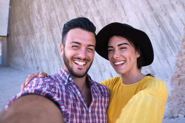 幸福的小情侣在街上自拍图片下载