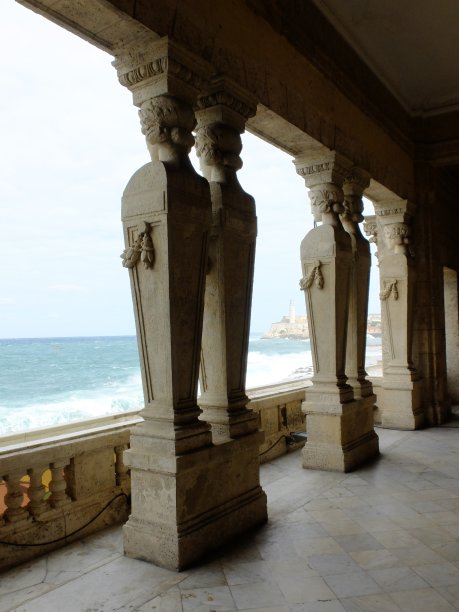 哈瓦那- Malecón古巴女像柱图片下载