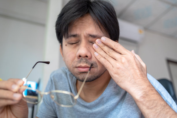 亚洲人眼疲劳图片下载