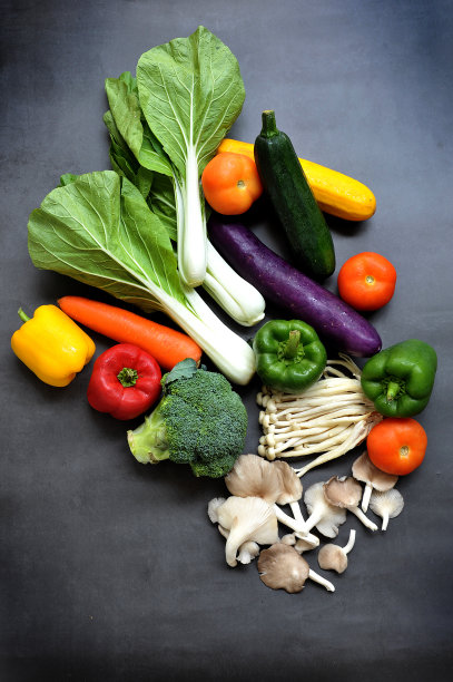 在黑色背景上混合生蔬菜图片下载