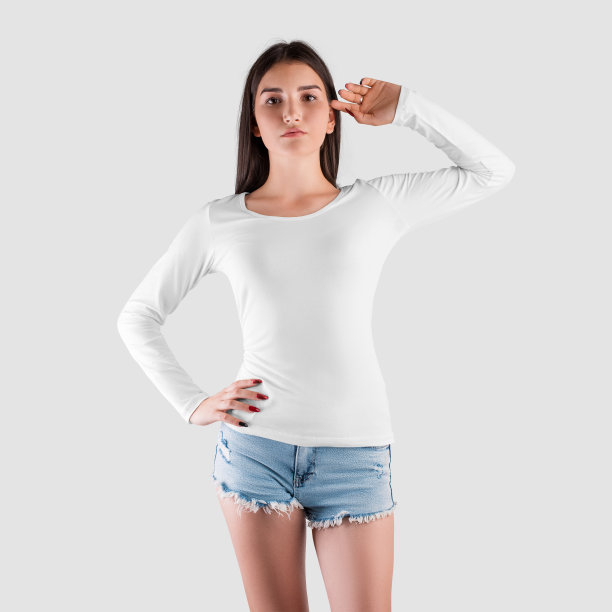 白色长袖运动衫的模型上的一个女孩的白人外表，在牛仔短裤，套头衫的设计展示。图片下载
