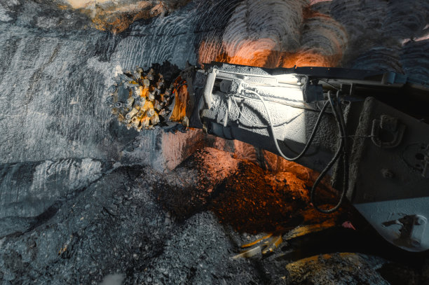 掘进机的钻孔头。矿床的地下开采图片下载