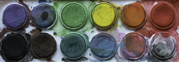 近距离观看凌乱的彩色水彩调色板。图片下载