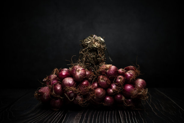 红洋葱暗光摄影概念图片下载